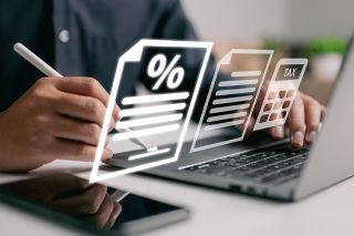 © ipuwadol - stock.adobe.com Foto: Person arbeitet auf Laptop