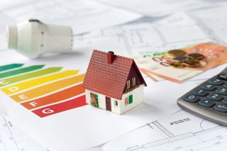 © USeePhoto - stock.adobe.com Foto: Kleines Häuschen auf diversen Dokumenten